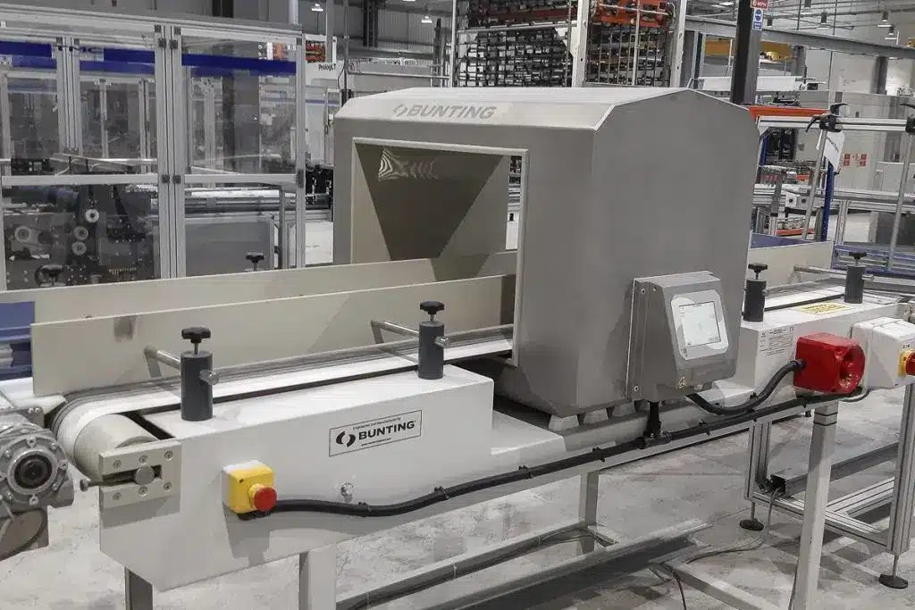 Metal Detector meTRON 07 CI installlato in uno stabilimento di produzione di tovaglioli di carta
